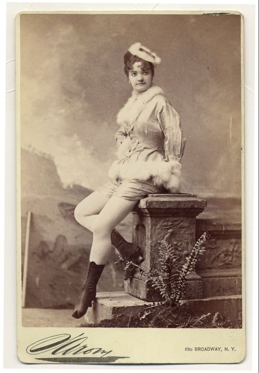 Victorian era burlesque dancers