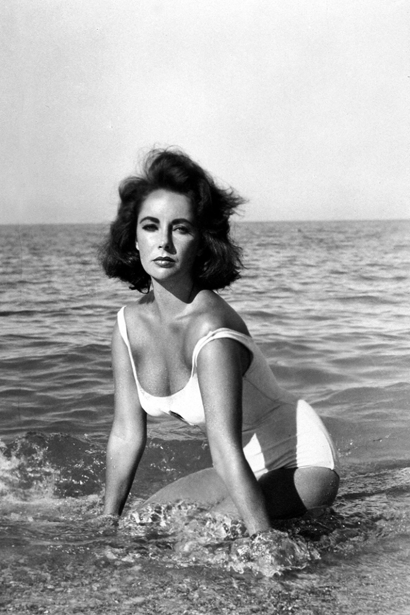 ¡Viva el verano! Fotos antiguas de bellezas famosas en la playa. ¡Viva el verano! Fotos antiguas de bellezas famosas en la playa.