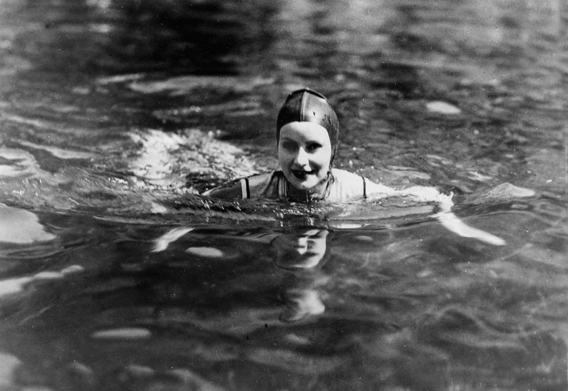 ¡Viva el verano! Fotos antiguas de bellezas famosas en la playa. ¡Viva el verano! Fotos antiguas de bellezas famosas en la playa.