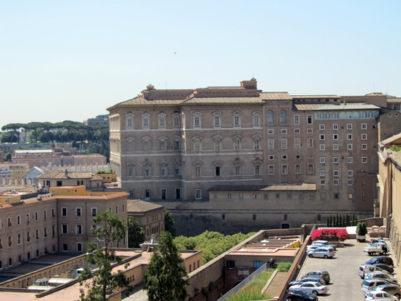 Walking around the Vatican: what lies behind the walls of a separate state in the center of Rome Walking around the Vatican: what lies behind the walls of a separate state in the center of Rome