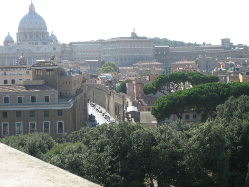 Walking around the Vatican: what lies behind the walls of a separate state in the center of Rome Walking around the Vatican: what lies behind the walls of a separate state in the center of Rome