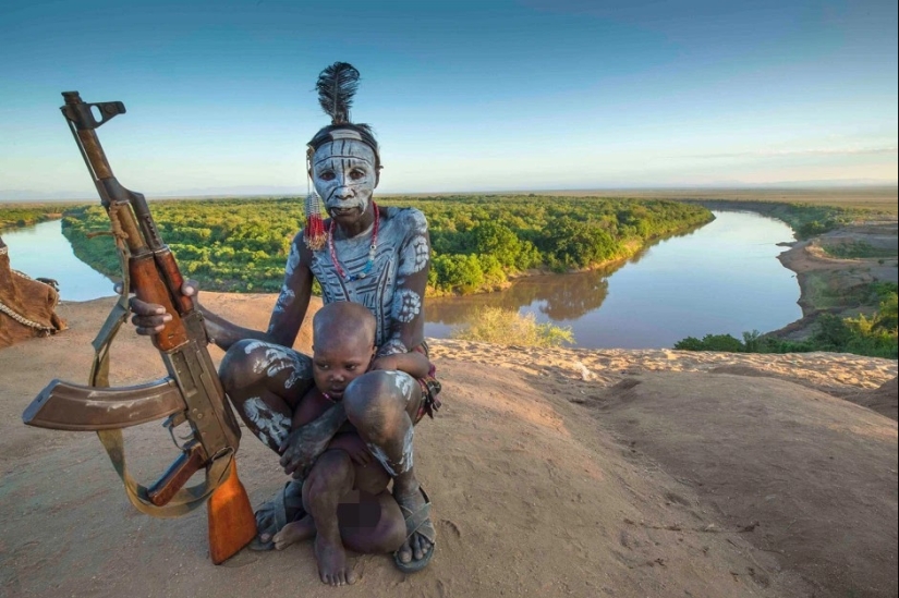 War paint and superstition wild: amazing pictures Karo tribe