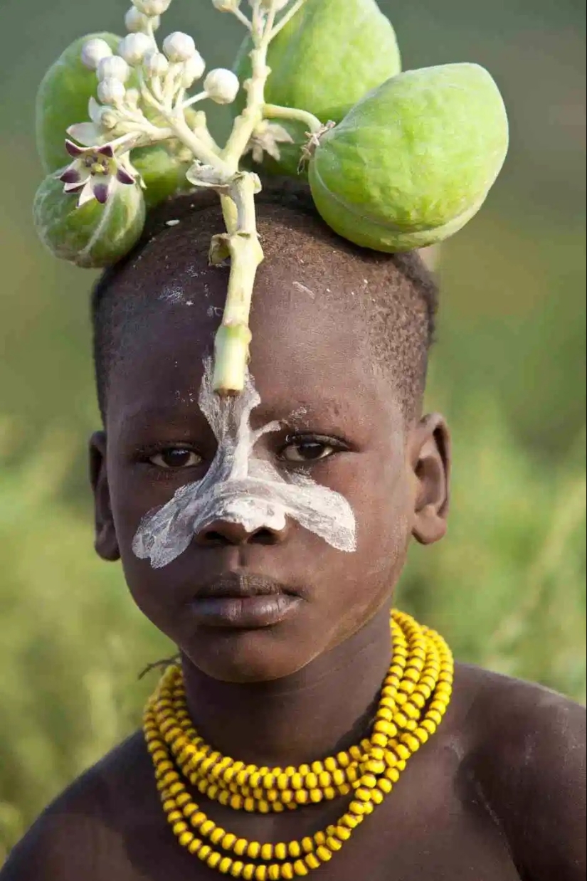 War paint and superstition wild: amazing pictures Karo tribe