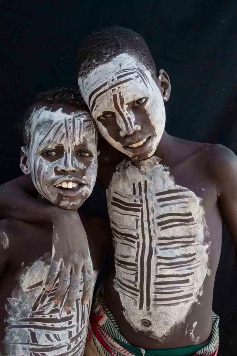 War paint and superstition wild: amazing pictures Karo tribe