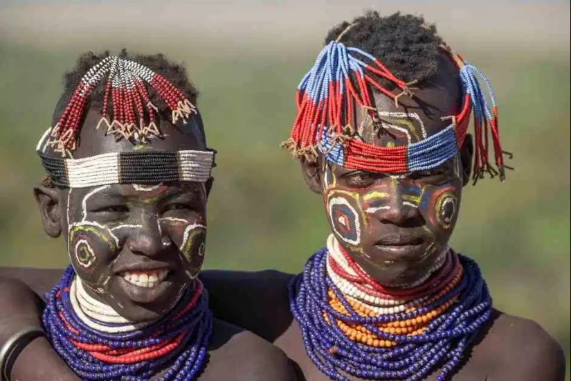 War paint and superstition wild: amazing pictures Karo tribe