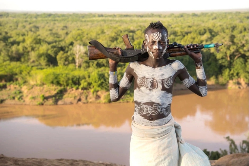 War paint and superstition wild: amazing pictures Karo tribe