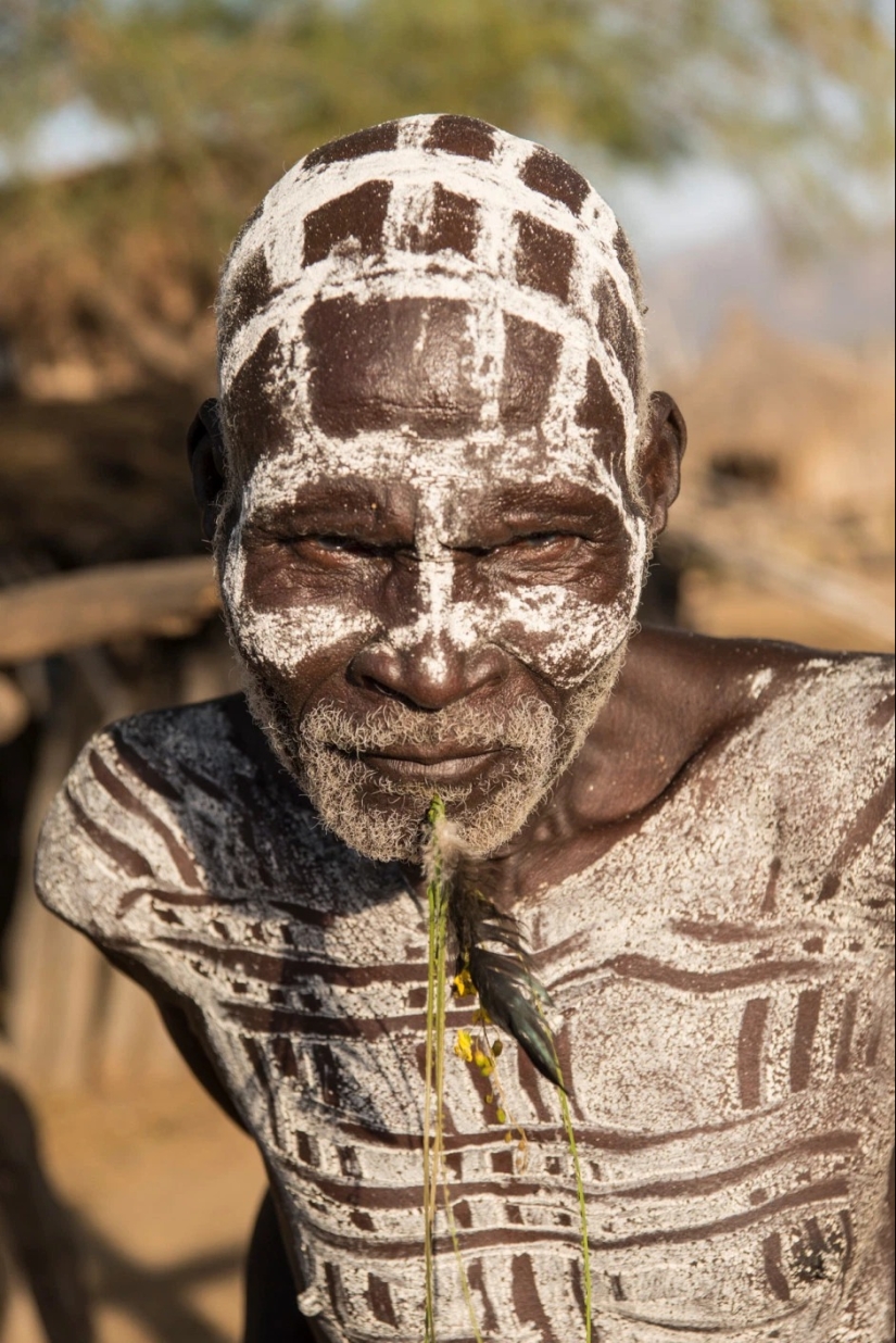 War paint and superstition wild: amazing pictures Karo tribe