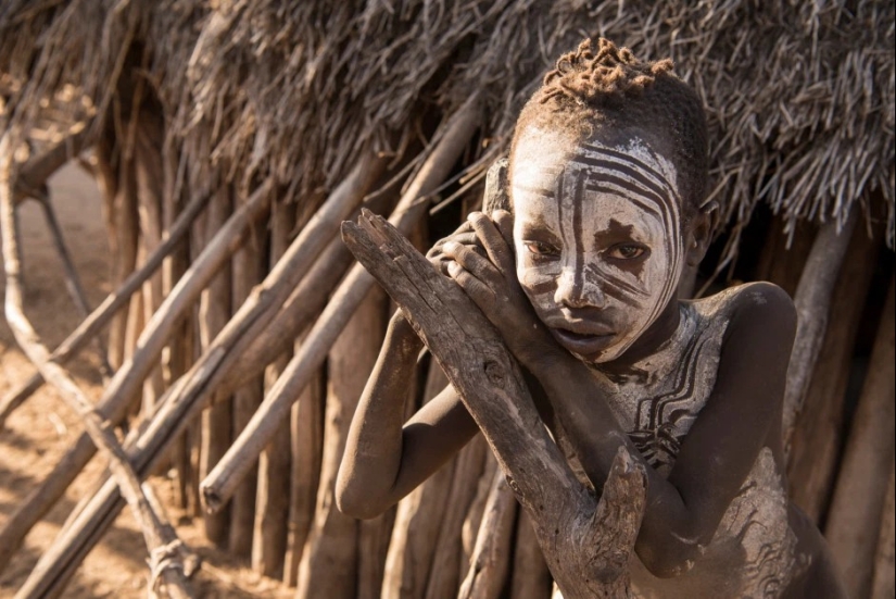 War paint and superstition wild: amazing pictures Karo tribe