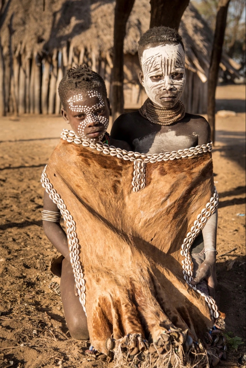 War paint and superstition wild: amazing pictures Karo tribe