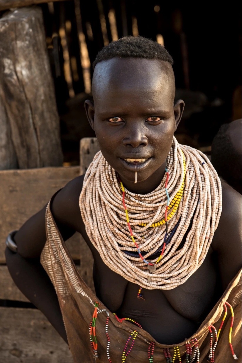 War paint and superstition wild: amazing pictures Karo tribe