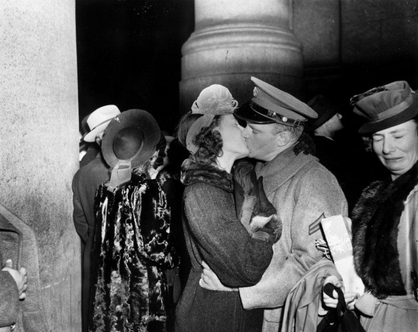 Weegee es un fotógrafo inquieto que ha estado en todas partes y en todas partes Weegee es un fotógrafo inquieto que ha estado en todas partes y en todas partes