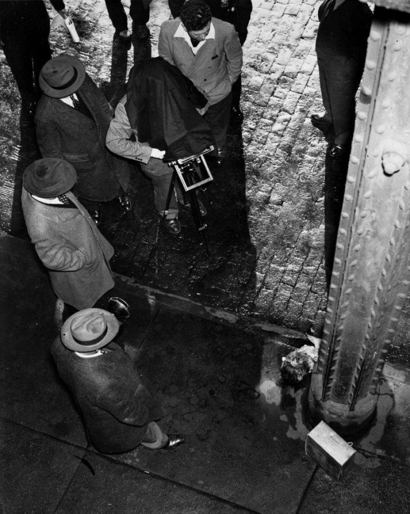 Weegee es un fotógrafo inquieto que ha estado en todas partes y en todas partes Weegee es un fotógrafo inquieto que ha estado en todas partes y en todas partes