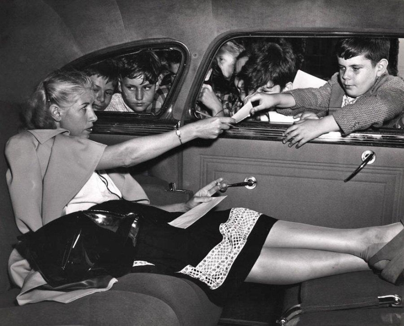 Weegee es un fotógrafo inquieto que ha estado en todas partes y en todas partes Weegee es un fotógrafo inquieto que ha estado en todas partes y en todas partes