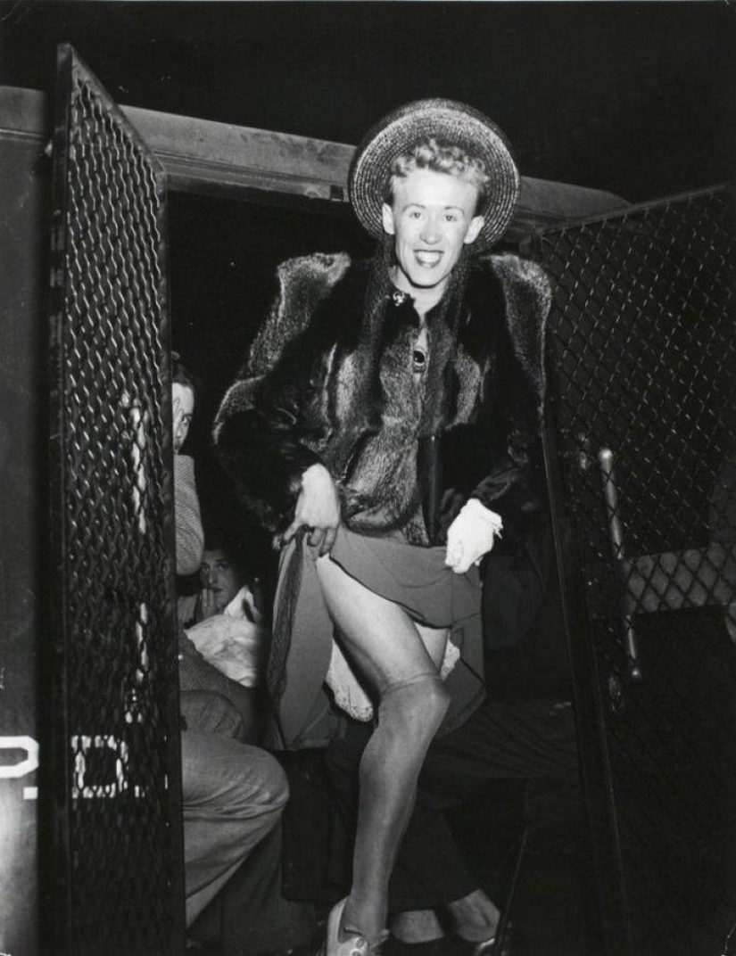 Weegee es un fotógrafo inquieto que ha estado en todas partes y en todas partes Weegee es un fotógrafo inquieto que ha estado en todas partes y en todas partes