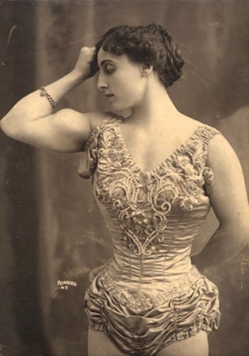 What did the first female bodybuilders of the early XX century look like