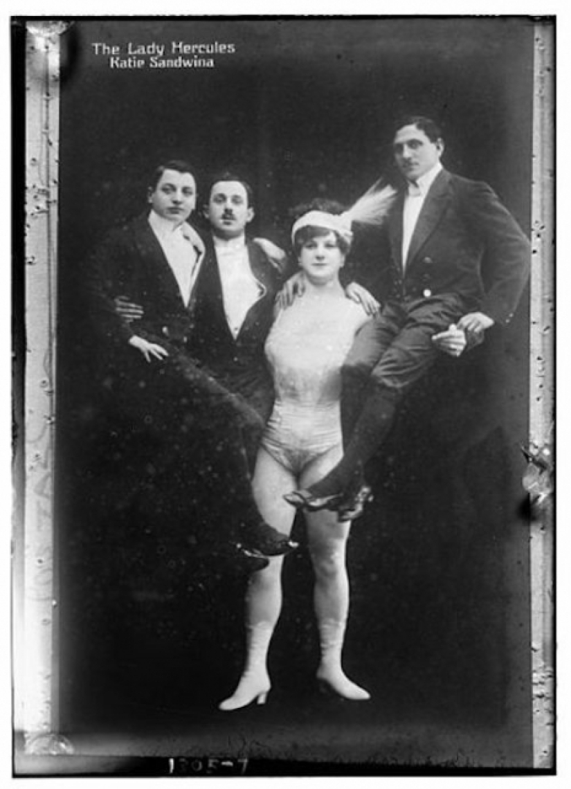 What did the first female bodybuilders of the early XX century look like