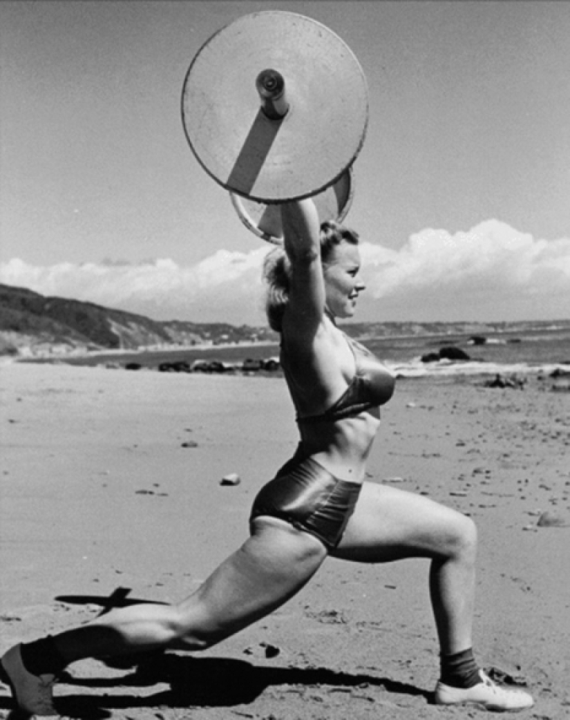 What did the first female bodybuilders of the early XX century look like