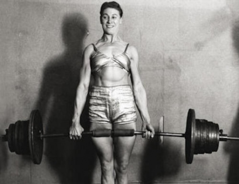 What did the first female bodybuilders of the early XX century look like