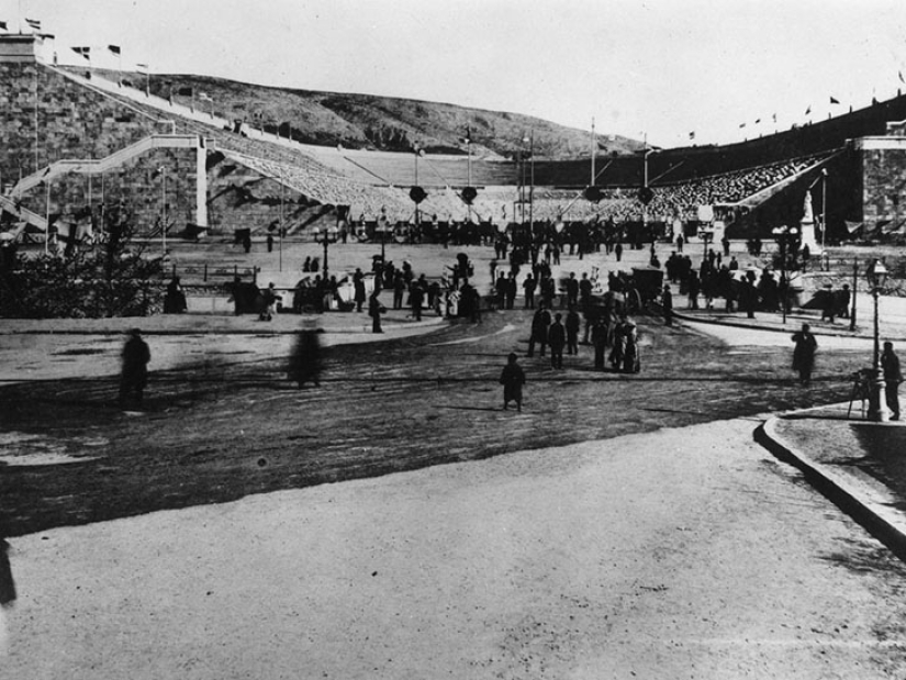 What did tourists ' favorite places look like a century ago