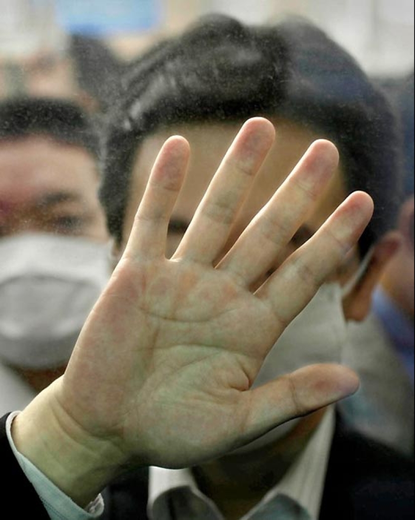 What does a normal crush in the Tokyo subway look like What does a normal crush in the Tokyo subway look like