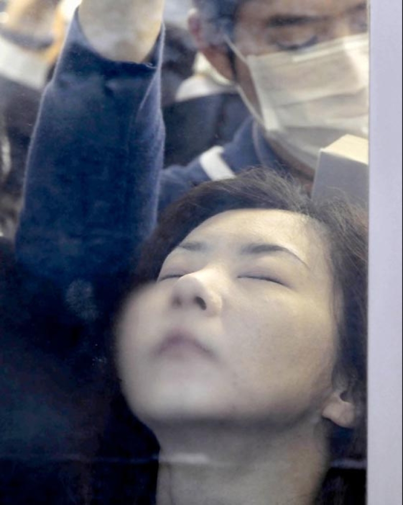 What does a normal crush in the Tokyo subway look like What does a normal crush in the Tokyo subway look like