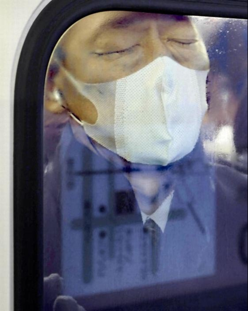 What does a normal crush in the Tokyo subway look like What does a normal crush in the Tokyo subway look like