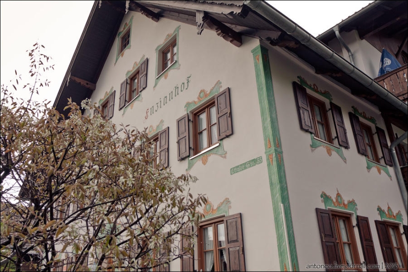 What does a painted Alpine village look like What does a painted Alpine village look like