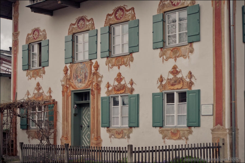 What does a painted Alpine village look like What does a painted Alpine village look like