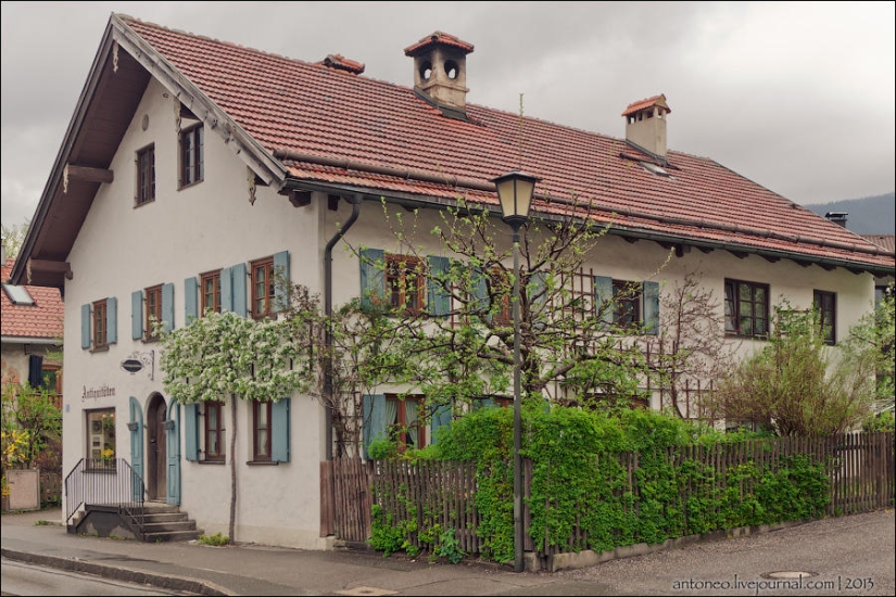 What does a painted Alpine village look like What does a painted Alpine village look like