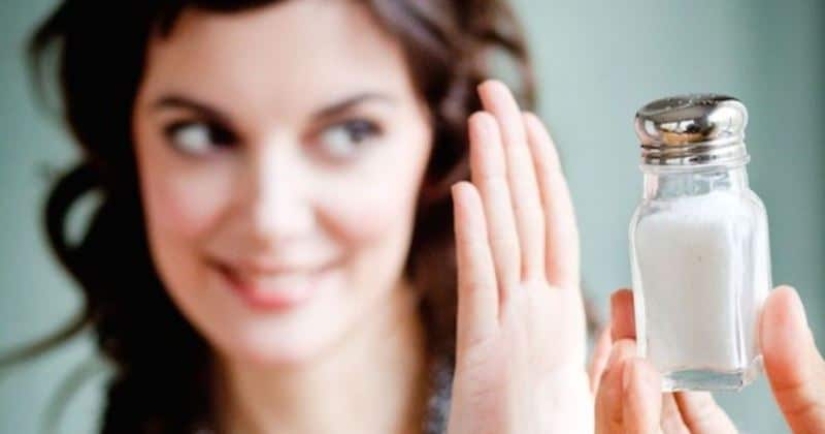 What manufacturers add to food salt and why we should read its composition