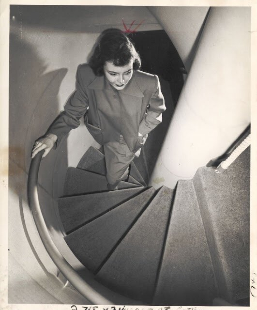 What the Boeing 377 Stratocruiser, the largest passenger plane in the world, looked like