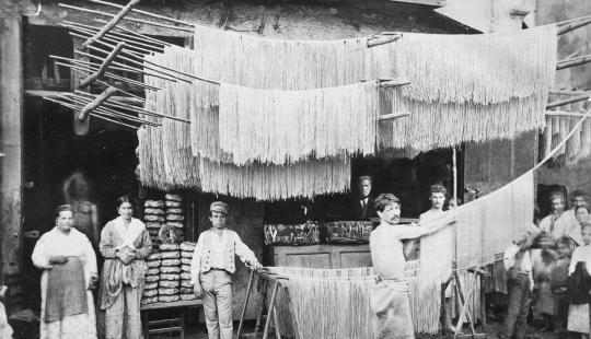 When hung noodles: manufacture of spaghetti at the beginning of the XX century When hung noodles: manufacture of spaghetti at the beginning of the XX century