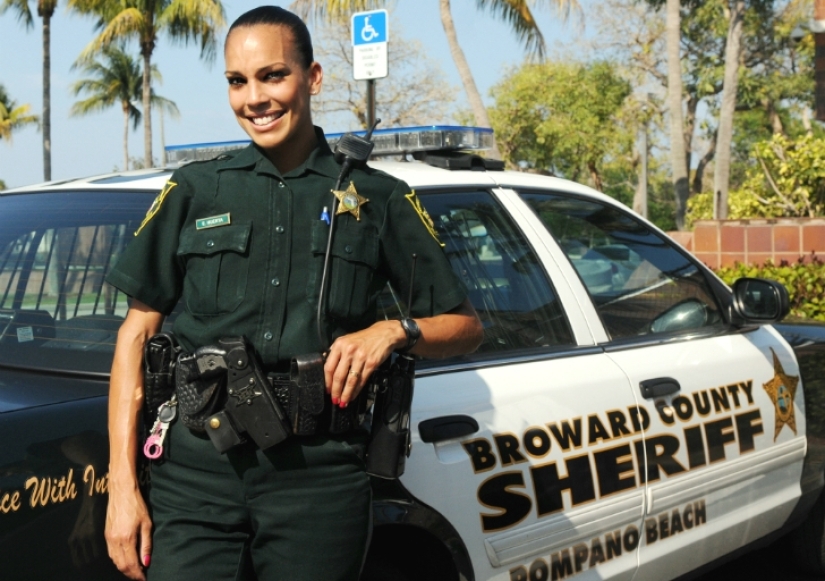 Who are American sheriffs and why do they not belong to the police