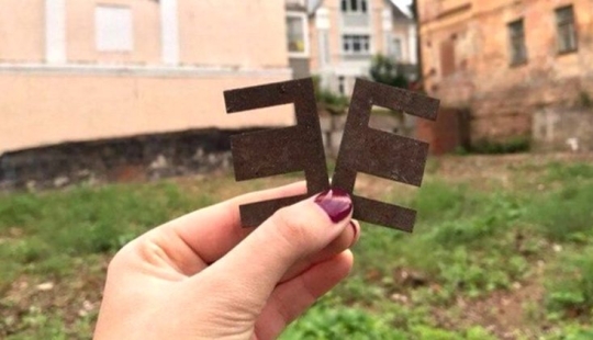 Why disappeared metal "W" and "E", familiar to us from childhood