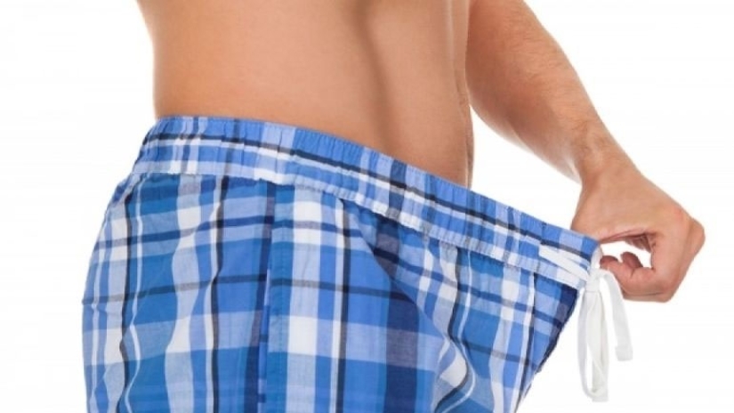 Why do men have one testicle lower than the other and is it normal Why do men have one testicle lower than the other and is it normal