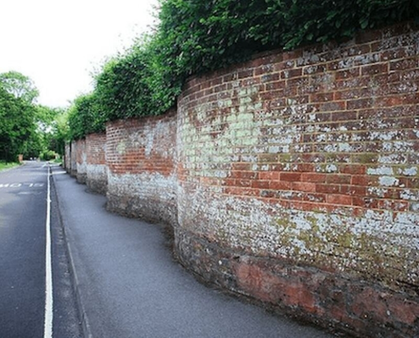 Why do the British build wavy fences?