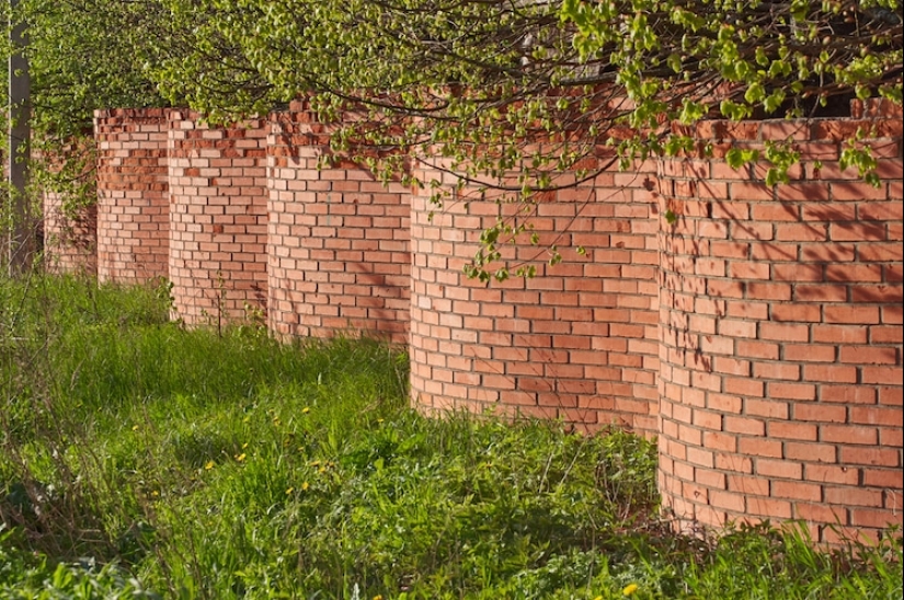 Why do the British build wavy fences?