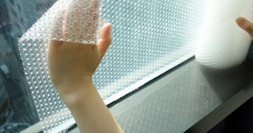 Why do they seal windows with air bubble wrap in the USA?