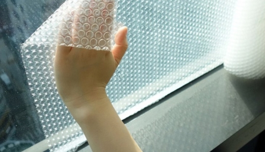 Why do they seal windows with air bubble wrap in the USA? Why do they seal windows with air bubble wrap in the USA?