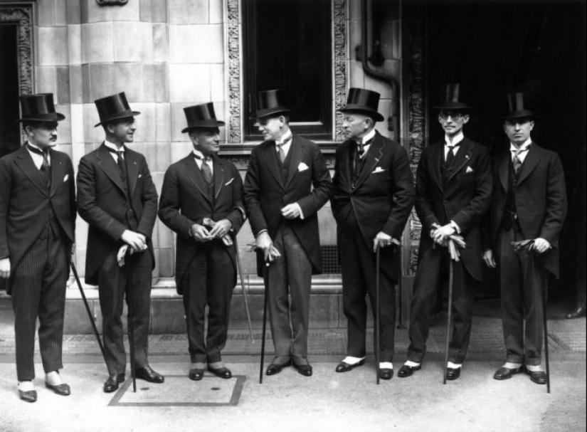 Why have men massively stopped wearing hats since the second half of the 20th century Why have men massively stopped wearing hats since the second half of the 20th century