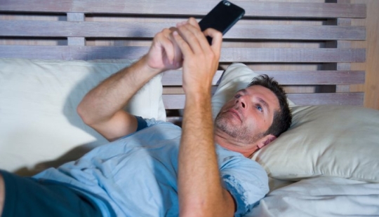 Why it is harmful to stick to the phone after waking up and how to overcome this habit