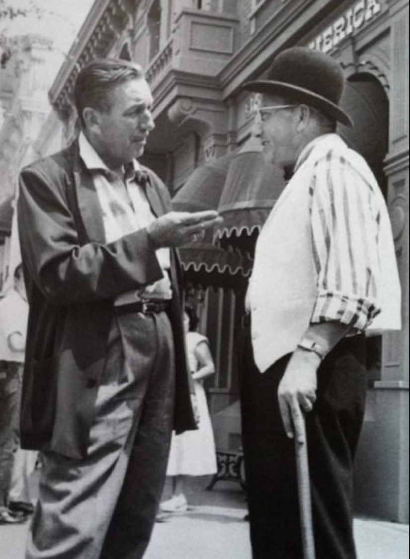 Why Walt Disney shows two fingers in all his photos Why Walt Disney shows two fingers in all his photos