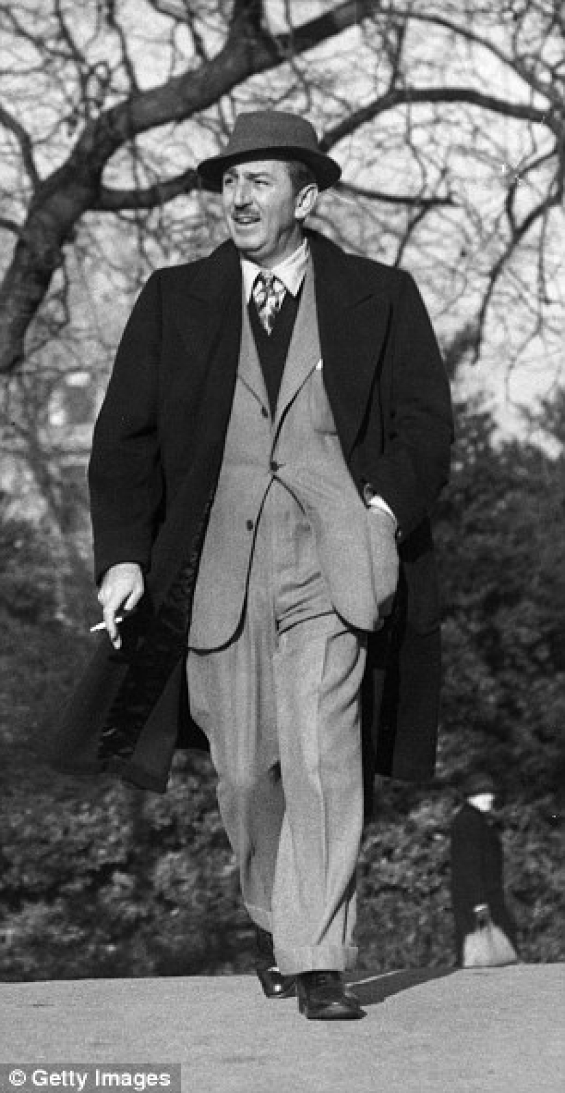 Why Walt Disney shows two fingers in all his photos Why Walt Disney shows two fingers in all his photos