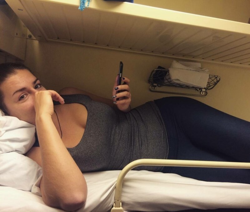 "With you anywhere!": the most beautiful fellow traveler in trains "With you anywhere!": the most beautiful fellow traveler in trains