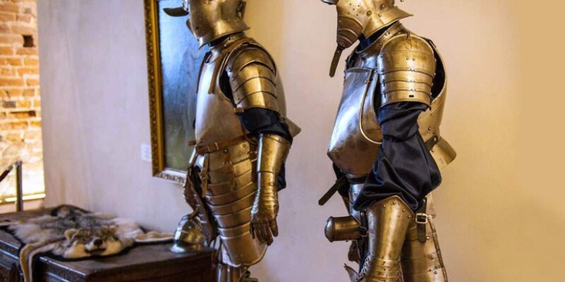 Women's Armor: Fantasy and reality of breast tucks Women's Armor: Fantasy and reality of breast tucks