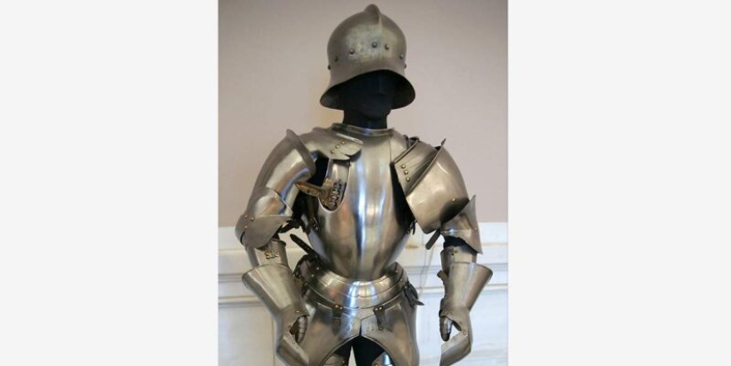 Women's Armor: Fantasy and reality of breast tucks Women's Armor: Fantasy and reality of breast tucks