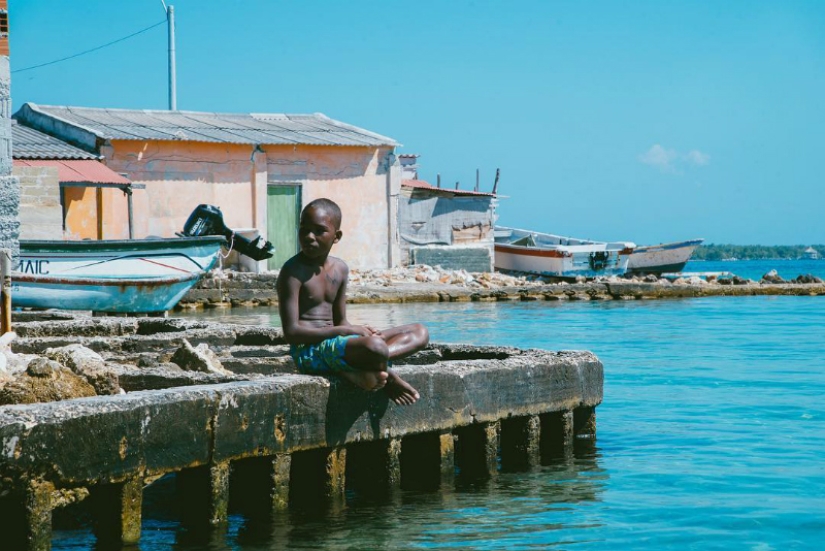 You give me a hairstyle, and I'll give you fish for lunch: how a thousand people get along on an island the size of a football field