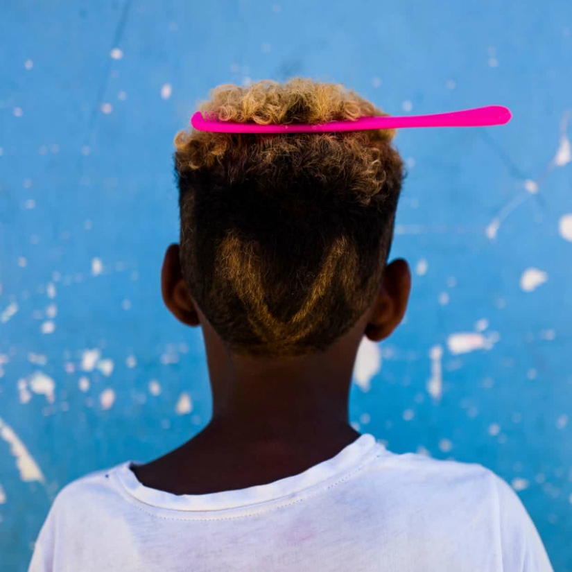 You give me a hairstyle, and I'll give you fish for lunch: how a thousand people get along on an island the size of a football field