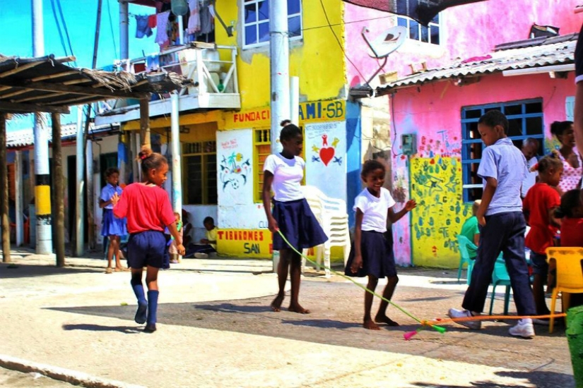 You give me a hairstyle, and I'll give you fish for lunch: how a thousand people get along on an island the size of a football field