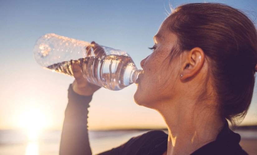You won't believe how easy it is to cool a drink without a refrigerator! You won't believe how easy it is to cool a drink without a refrigerator!